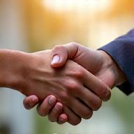 握手をしている二人の手